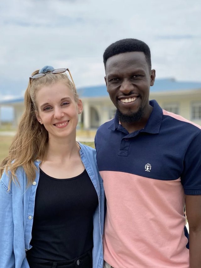 Julie und Ray stehen nebeneinander vor dem Kindergarten in Mityana