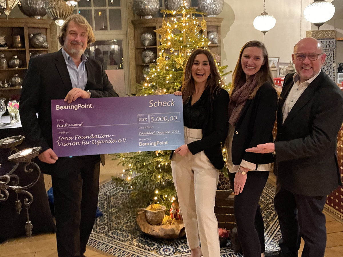 Scheckübergabe von BearingPoint an die Jona Foundation, Düsseldorf 2022