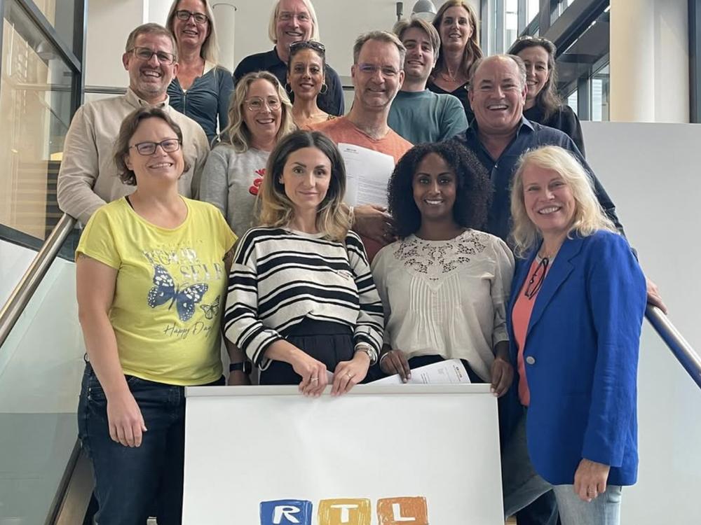 Team von RTL — Wir helfen Kindern mit dem Banner der Aktion