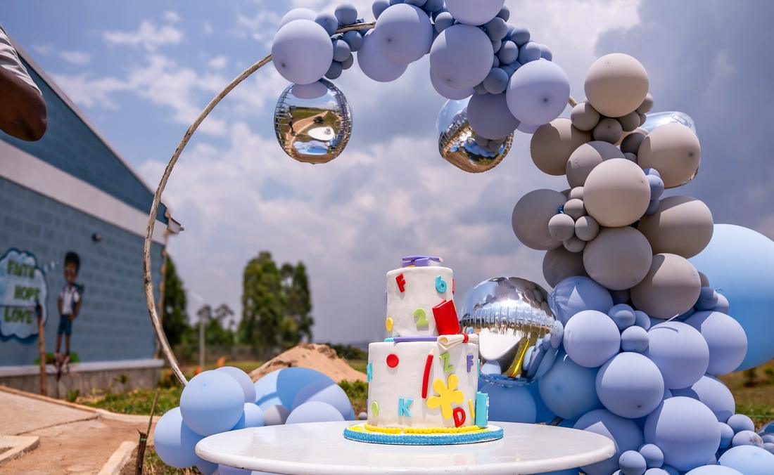Torte und Ballonbogen vor dem neuen Kindergarten