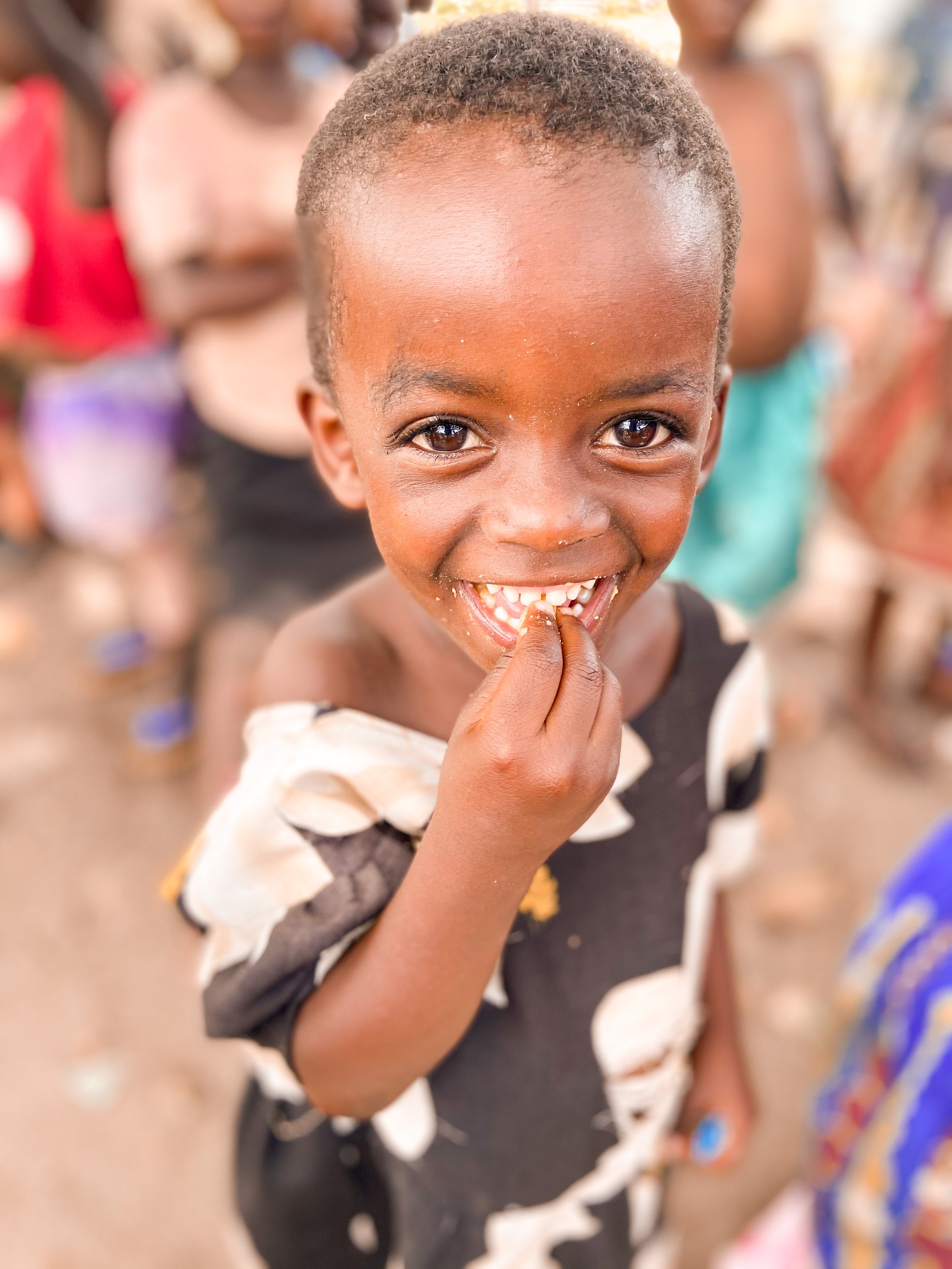 Zwei Kinder Arm in Arm vor dem Kindergarten in Mityana