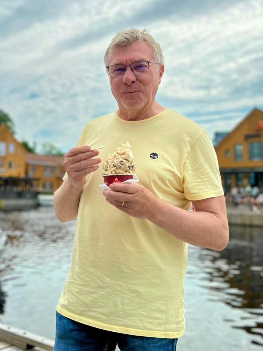 Franz mit einem Eis am Hafen