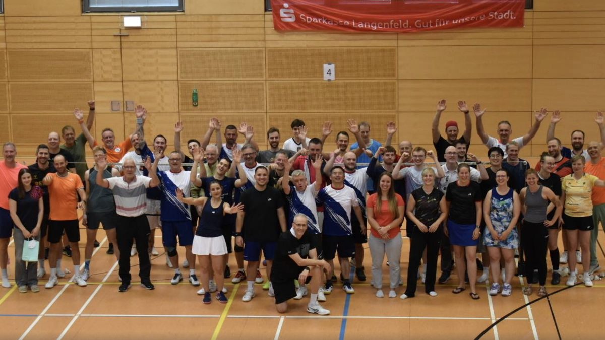 Mehr als 50 Teilnehmerinnen und Teilnehmer des „Match for Good“-Turniers in der Halle in Langenfeld