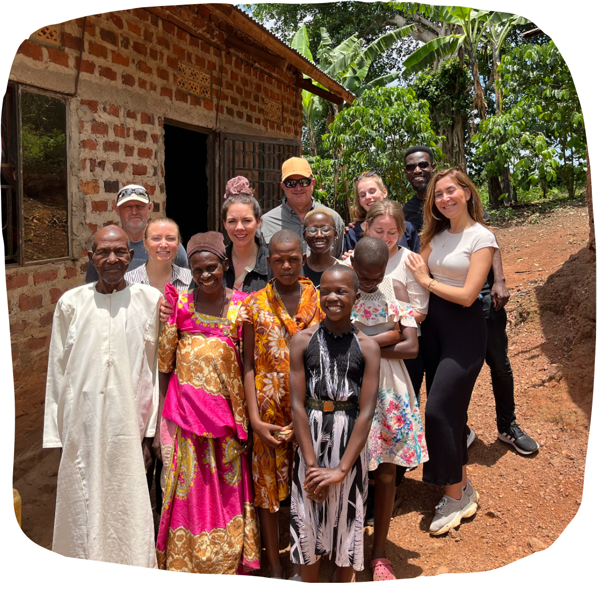 Team und Partner:innen vor dem Gebäude in Mityana