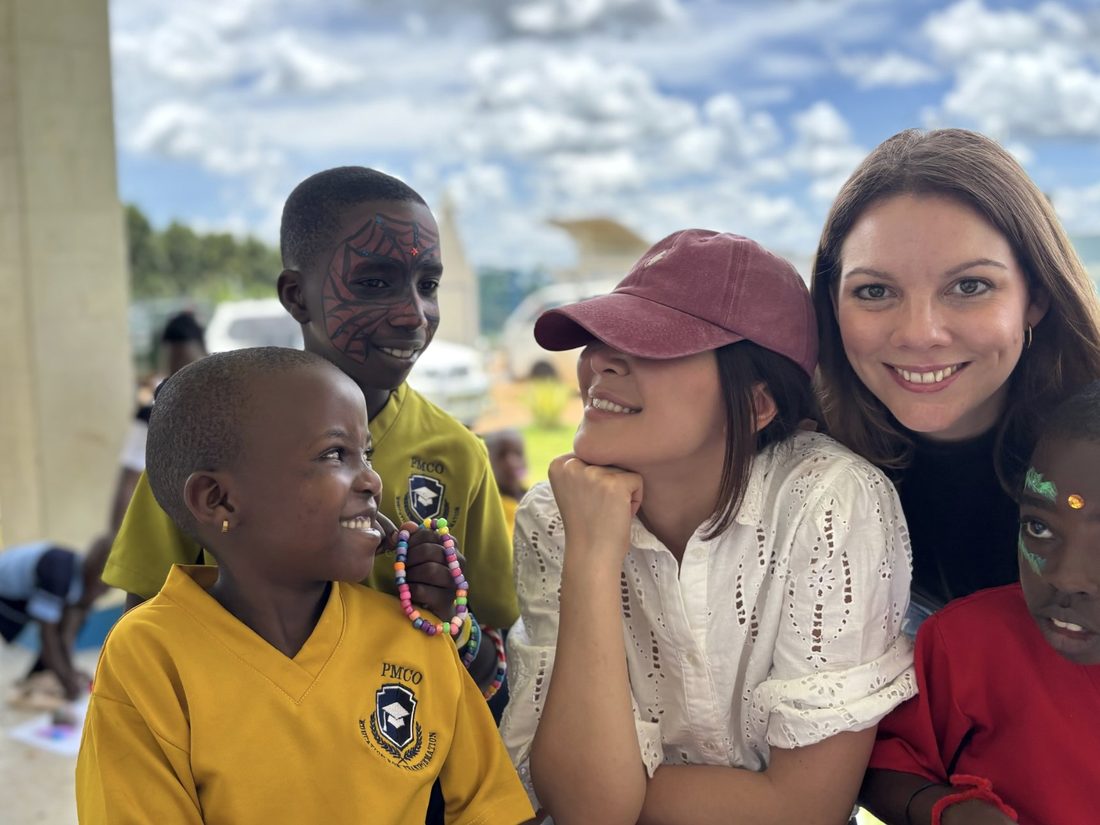 Zwei Teammitglieder der Jona Foundation mit Kindern der PMCO-Schule in Mityana